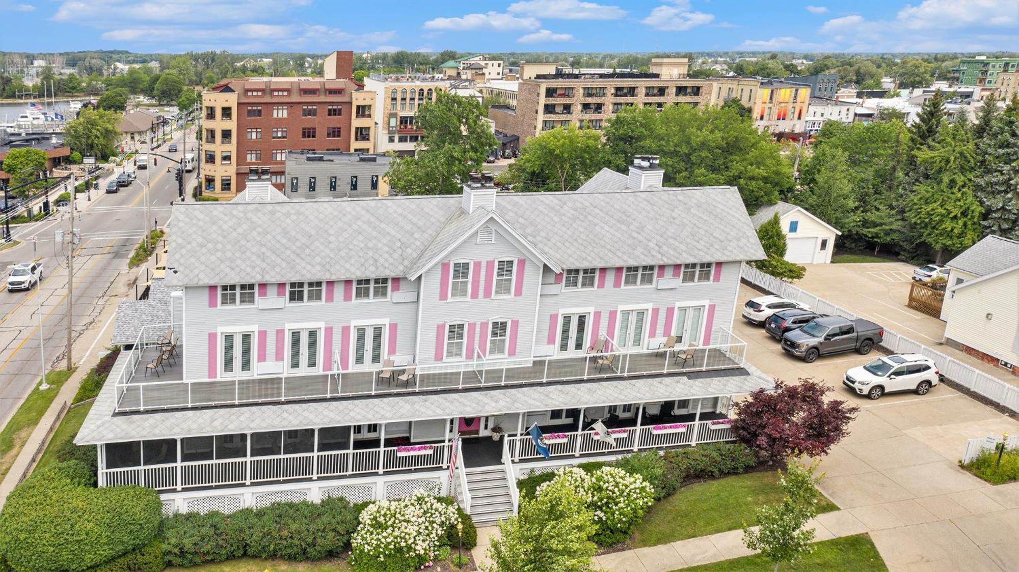 Harbor House Inn Гранд Хейвън Екстериор снимка