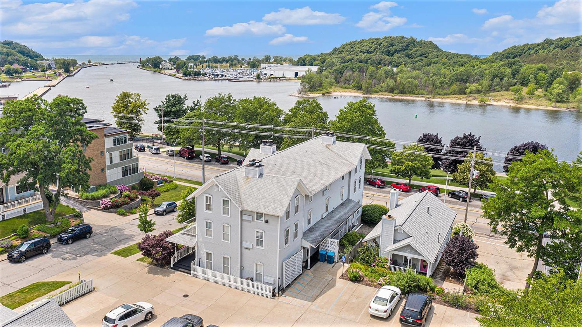 Harbor House Inn Гранд Хейвън Екстериор снимка