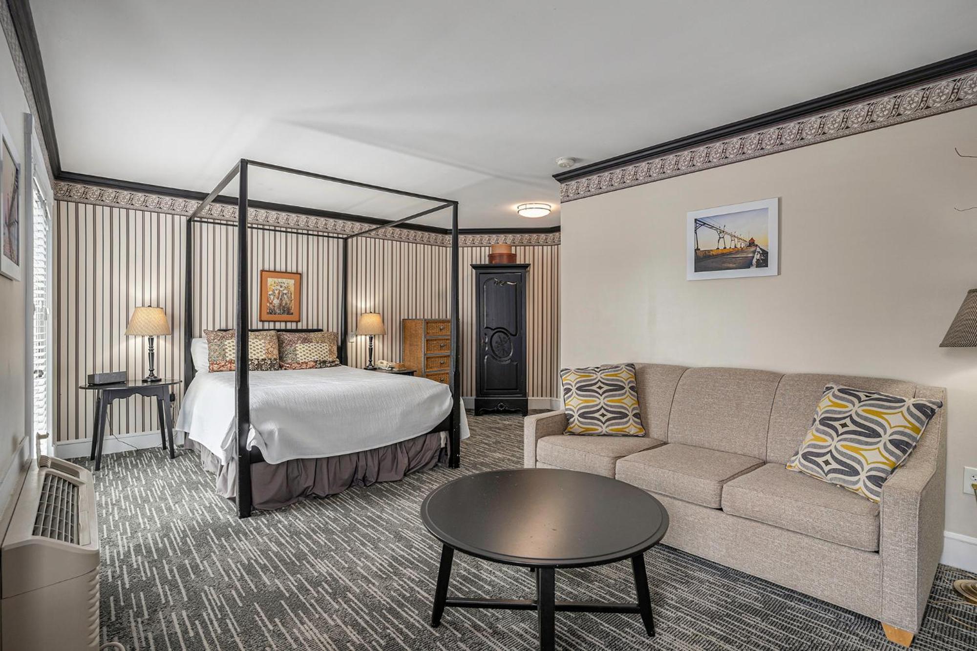 Harbor House Inn Гранд Хейвън Екстериор снимка